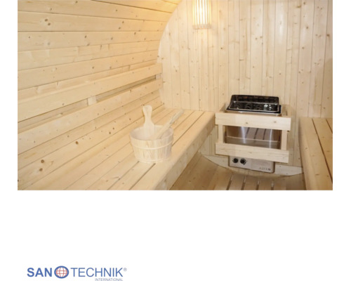 Helle Holzsauna mit Sitzbänken, Saunaofen mit Schutzgitter sowie Holzeimer mit Kelle. Sanotechnik International Logo.