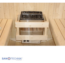 Saunaofen aus Edelstahl mit Holzschutzreling, eingebaut in eine Holzsauna zwischen zwei Saunabänken. SANOTECHNIK INTERNATIONAL Logo.