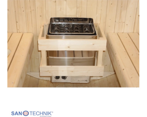 Saunaofen aus Edelstahl mit Holzschutzreling, eingebaut in eine Holzsauna zwischen zwei Saunabänken. SANOTECHNIK INTERNATIONAL Logo.