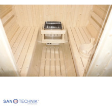 Innenansicht einer Sauna aus hellem Holz mit zwei Bänken, einem Elektro-Saunaofen und einem hölzernen Aufgusskübel. Sanotechnik International Logo.
