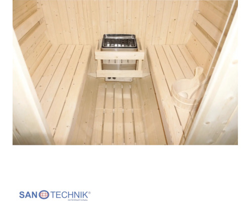 Innenansicht einer Sauna aus hellem Holz mit zwei Bänken, einem Elektro-Saunaofen und einem hölzernen Aufgusskübel. Sanotechnik International Logo.