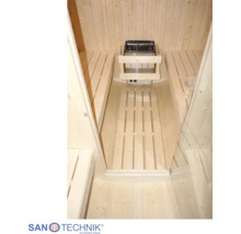 Innenansicht einer Sauna aus Holz mit mehrstufigen Sitzbänken, einem Bodenrost und einem elektrischen Saunaofen in der Mitte.