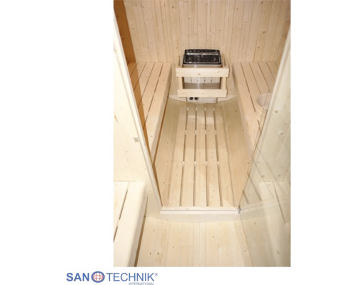 Innenansicht einer Sauna aus Holz mit mehrstufigen Sitzbänken, einem Bodenrost und einem elektrischen Saunaofen in der Mitte.