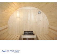 Innenansicht einer hellen Fasssauna aus Holz mit zwei seitlichen Sitzbänken, einem Saunaofen, Wandbeleuchtung, Thermometer und Sanotechnik Logo.