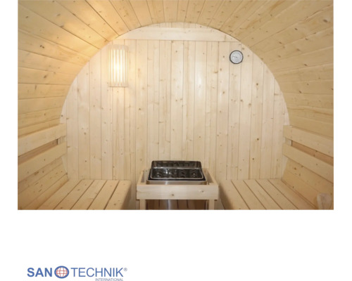 Innenansicht einer hellen Fasssauna aus Holz mit zwei seitlichen Sitzbänken, einem Saunaofen, Wandbeleuchtung, Thermometer und Sanotechnik Logo.