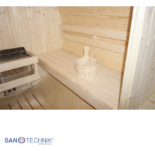 Innenansicht einer Sauna aus hellem Holz mit Saunabank, elektrischem Saunaofen, Holzeimer und Schöpfkelle. Sanotechnik International Logo.