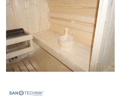Innenansicht einer Sauna aus hellem Holz mit Saunabank, elektrischem Saunaofen, Holzeimer und Schöpfkelle. Sanotechnik International Logo.
