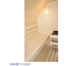 Innenansicht einer Fasssauna aus hellem Holz mit Sitzbank, Saunaofen und Wandleuchte. Sanotechnik Logo.