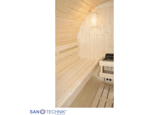 Innenansicht einer Fasssauna aus hellem Holz mit Sitzbank, Saunaofen und Wandleuchte. Sanotechnik Logo.