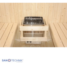 Elektro-Saunaofen aus Edelstahl mit Holzschutzgitter zwischen Holzbänken in einer hellen Saunakabine aus Holz. SAN TECHNIK Logo.