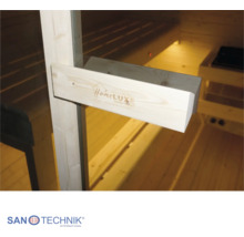Holzgriff an Saunatür aus Glas mit Home LUXE Logo, Blick in den hellen Saunainnenraum mit Holzbänken. Sanotechnik International Logo.