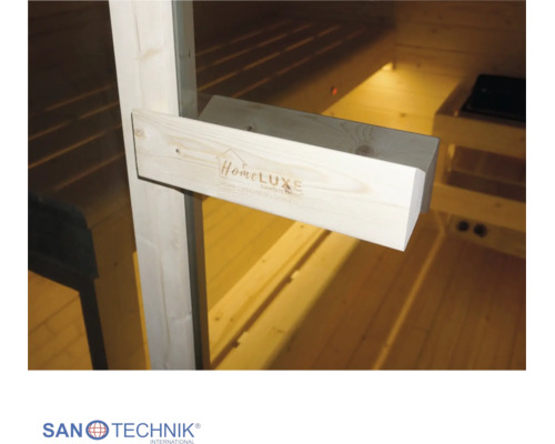 Holzgriff an Saunatür aus Glas mit Home LUXE Logo, Blick in den hellen Saunainnenraum mit Holzbänken. Sanotechnik International Logo.