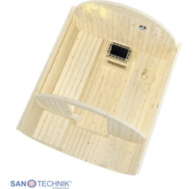 Helle Innenansicht einer Fassadensauna aus Holz mit Bänken, Saunaofen, Kübel, Kelle und Thermometer. Sanotechnik International Logo.