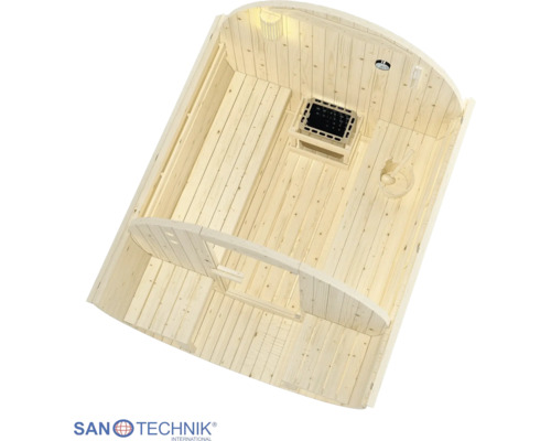 Helle Innenansicht einer Fassadensauna aus Holz mit Bänken, Saunaofen, Kübel, Kelle und Thermometer. Sanotechnik International Logo.