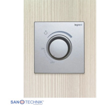 Legrand Drehdimmer mit Ein- und Ausschalter-Markierungen und Lichtsymbol. Legrand Logo. Sano Technik International Logo.