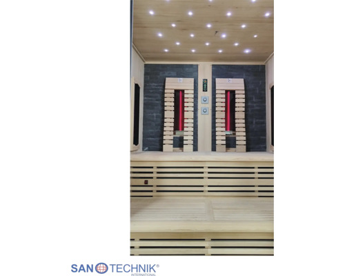 Innenansicht Infrarotsauna mit Holzbänken, Steinoptik-Wand, zwei Strahlern und Deckenbeleuchtung. Sanotechnik International Logo.