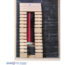 Infrarot-Saunastrahler mit rot leuchtender Lampe, eingefasst in helle Holzlamellen vor einer dunklen Steinwand. Sanotechnik International Logo.