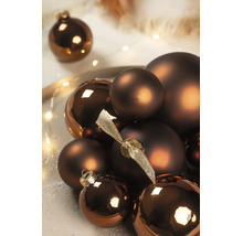 Bronzefarbene Weihnachtskugeln in matter und glänzender Ausführung, arrangiert mit dekorativer Lichterkette.