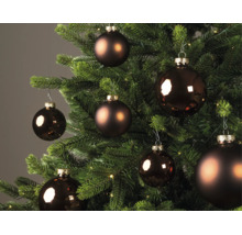 Weihnachtsbaum geschmückt mit matten und glänzenden braunen Christbaumkugeln.