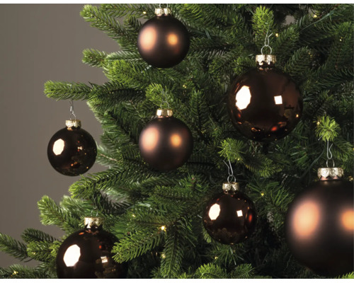 Weihnachtsbaum geschmückt mit matten und glänzenden braunen Christbaumkugeln.