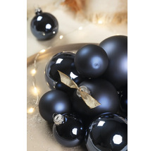 Schwarze Weihnachtskugeln in verschiedenen Größen, matt und glänzend, eine Kugel mit goldener Schleife verziert.