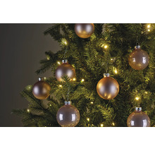Weihnachtsbaum dekoriert mit runden Christbaumkugeln in verschiedenen Ausführungen und einer Lichterkette mit warmweißem Licht.