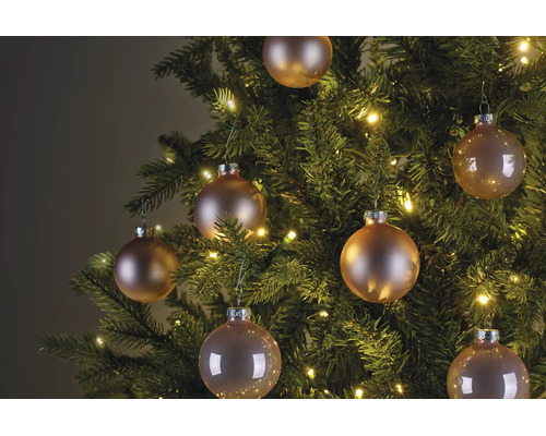 Weihnachtsbaum dekoriert mit runden Christbaumkugeln in verschiedenen Ausführungen und einer Lichterkette mit warmweißem Licht.