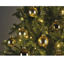 Christbaum dekoriert mit goldfarbenen Christbaumkugeln in matt und glänzend sowie einer warmweißen Lichterkette.