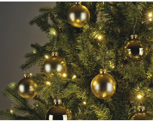 Christbaum dekoriert mit goldfarbenen Christbaumkugeln in matt und glänzend sowie einer warmweißen Lichterkette.