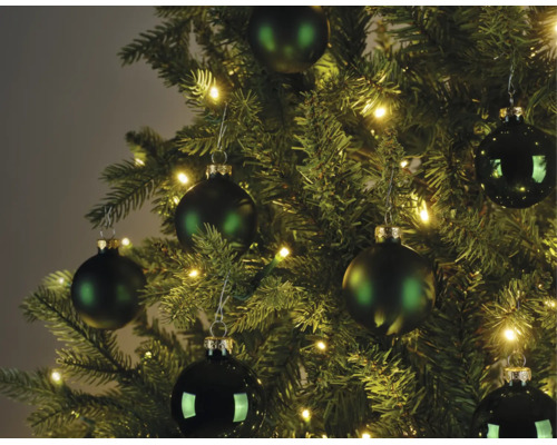 Weihnachtsbaum geschmückt mit dunkelgrünen matten und glänzenden Christbaumkugeln sowie einer warmweißen LED-Lichterkette.