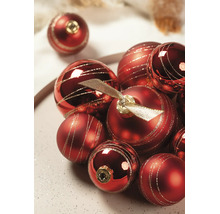 Rote Weihnachtskugeln mit horizontalen Glitzerstreifen in matter und glänzender Optik.