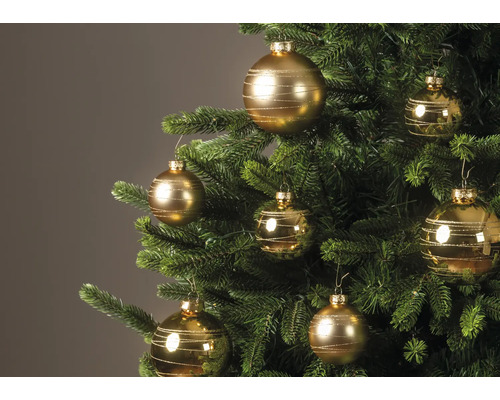 Weihnachtsbaum dekoriert mit goldenen Christbaumkugeln mit glitzernden Linien.