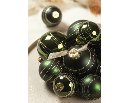 Grüne Christbaumkugeln mit goldenen Glitzerstreifen, Mix aus matten und glänzenden Oberflächen, festlicher Weihnachtsbaumschmuck.