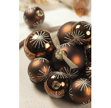 Braune Christbaumkugeln mit weißen Sternenmustern in glänzender und matter Ausführung.