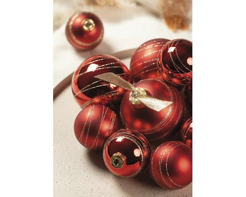 Rote Weihnachtskugeln mit horizontalen Glitzerstreifen in matter und glänzender Optik.
