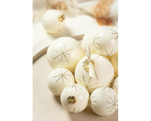 Cremefarbene Weihnachtskugeln aus Glas mit goldenem Sternenmuster aus Glitzer in verschiedenen Größen.