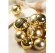 Goldene Weihnachtskugeln in verschiedenen Größen mit glänzender und matter Oberfläche, teilweise mit Glitzerstreifen verziert.