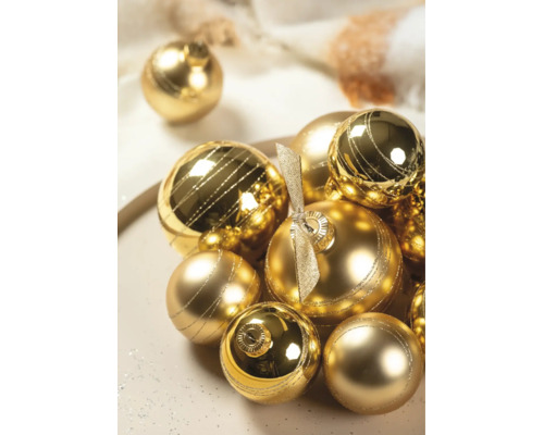 Goldene Weihnachtskugeln in verschiedenen Größen mit glänzender und matter Oberfläche, teilweise mit Glitzerstreifen verziert.