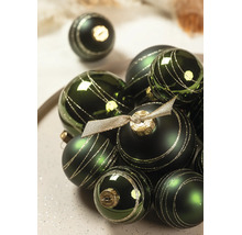 Grüne Christbaumkugeln mit goldenen Glitzerstreifen, Mix aus matten und glänzenden Oberflächen, festlicher Weihnachtsbaumschmuck.