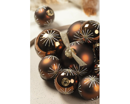 Braune Christbaumkugeln mit weißen Sternenmustern in glänzender und matter Ausführung.