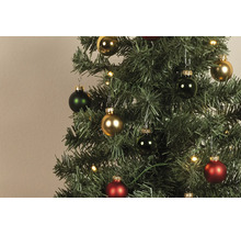 Künstlicher Christbaum mit roten, grünen und goldenen Christbaumkugeln in glänzend und matt sowie warmweißen LED-Lichtern.