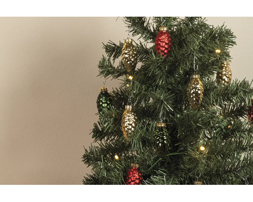 Farbige Glasanhänger in Zapfenform an einem künstlichen Christbaum mit warmweißen Lichtern.