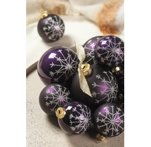 Lila Christbaumkugeln mit silbernem Schneeflocken-Dekor, Mix aus glänzender und matter Oberfläche, mit goldenen Aufhängern.