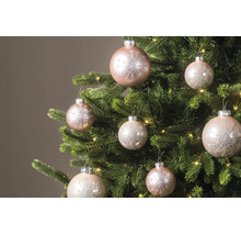 Weihnachtsbaum geschmückt mit Christbaumkugeln mit Schneeflockenmuster und einer Lichterkette.