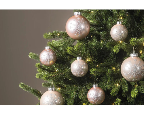 Weihnachtsbaum geschmückt mit Christbaumkugeln mit Schneeflockenmuster und einer Lichterkette.