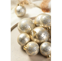 Weihnachtskugeln in Champagner mit silbernen Glitzer-Schneeflocken in verschiedenen Größen und Oberflächen.
