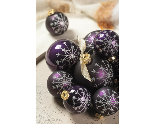 Lila Christbaumkugeln mit silbernem Schneeflocken-Dekor, Mix aus glänzender und matter Oberfläche, mit goldenen Aufhängern.