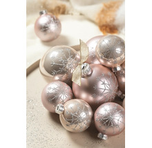 Rosa Weihnachtskugeln mit silbernem Glitzer-Schneeflockenmuster, matt und glänzend, dekoriert mit einer goldenen Schleife.