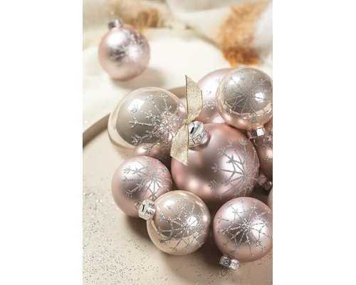Rosa Weihnachtskugeln mit silbernem Glitzer-Schneeflockenmuster, matt und glänzend, dekoriert mit einer goldenen Schleife.