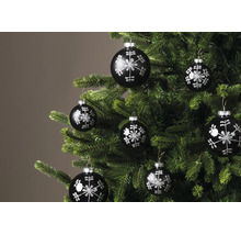 Schwarze Weihnachtskugeln mit silbernem Schneeflocken-Motiv an einem Weihnachtsbaum.